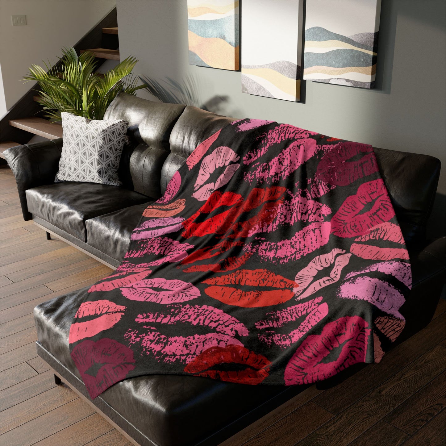 Lipstick Print Polyester Blanket (Black Background)