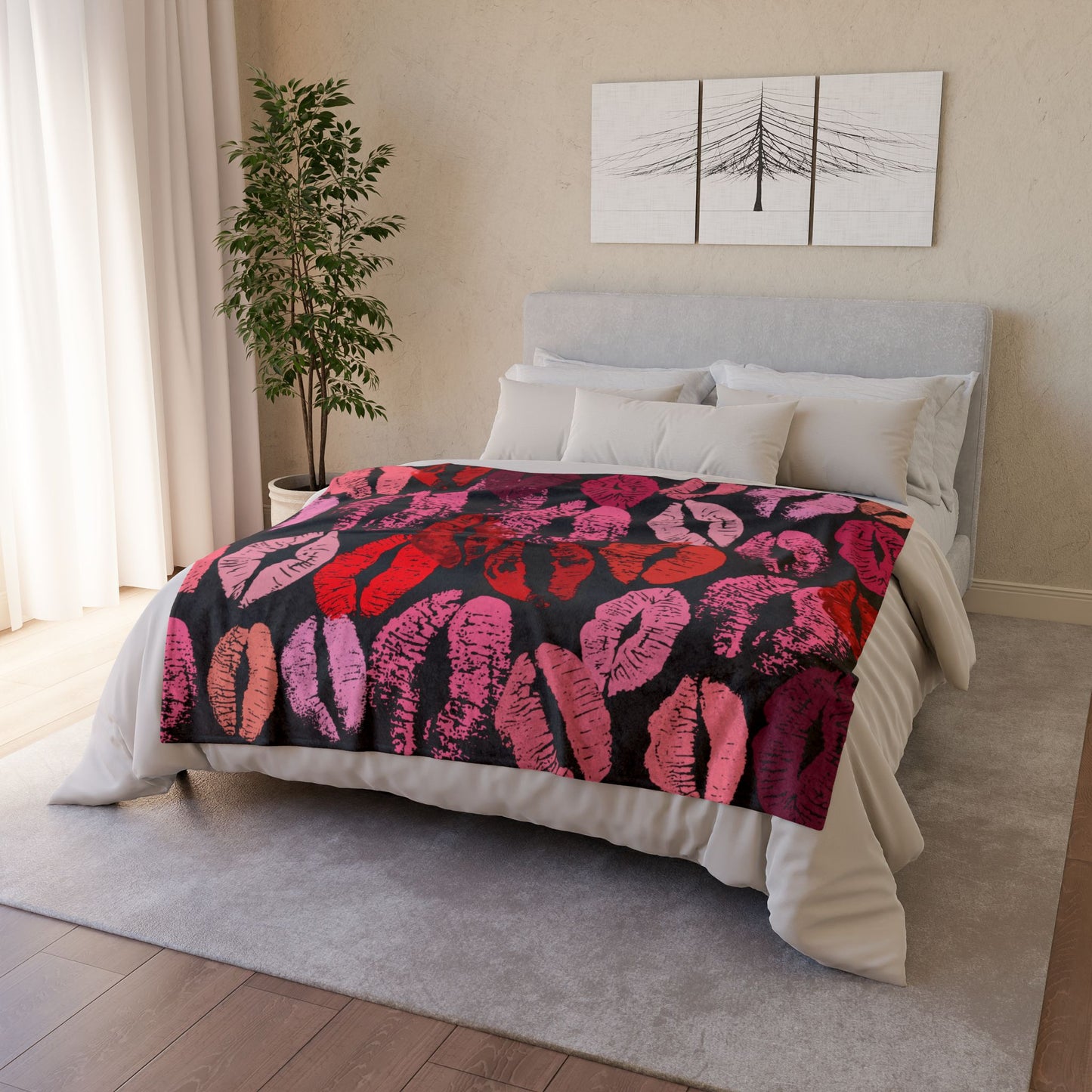 Lipstick Print Polyester Blanket (Black Background)